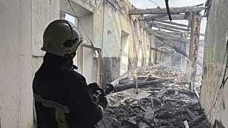 Bomberos apagan el incendio en una escuela de bomberos tras un ataque aéreo ruso en Kropyvnytskyi, 28 de julio de 2025.