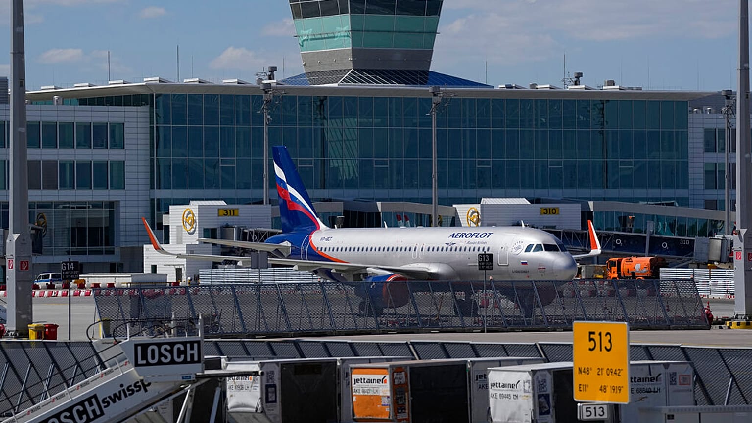 طائرة ركاب إيرباص A320-200 "أ. فوزنيسينسكي" التابعة لشركة إيروفلوت الروسية متوقفة في مطار ميونيخ الدولي، ألمانيا، الأربعاء 10 أغسطس/آب 2022.