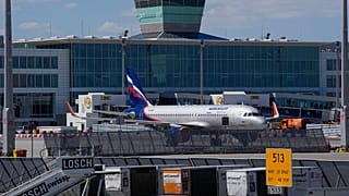طائرة ركاب إيرباص A320-200 "أ. فوزنيسينسكي" التابعة لشركة إيروفلوت الروسية متوقفة في مطار ميونيخ الدولي، ألمانيا، الأربعاء 10 أغسطس/آب 2022.