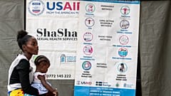 20 yaşındaki Chiedza Emmanuel, Epworth, Zimbabwe'deki bir sosyal yardım kliniğinde doğum kontrol implantı prosedüründen geçmeyi bekliyor.