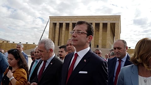 İBB Başkanı Ekrem İmamoğlu ve arkadaşları, 12 Temmuz 2019 Cuma günü Ankara'da Anıtkabir'i ziyaret ediyor
