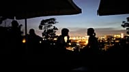 ARQUIVO - Pessoas sentadas no terraço de um bar fechado no miradouro do Monte Agudo, com vista para Lisboa, durante uma falha de energia em todo o país, 28 de abril