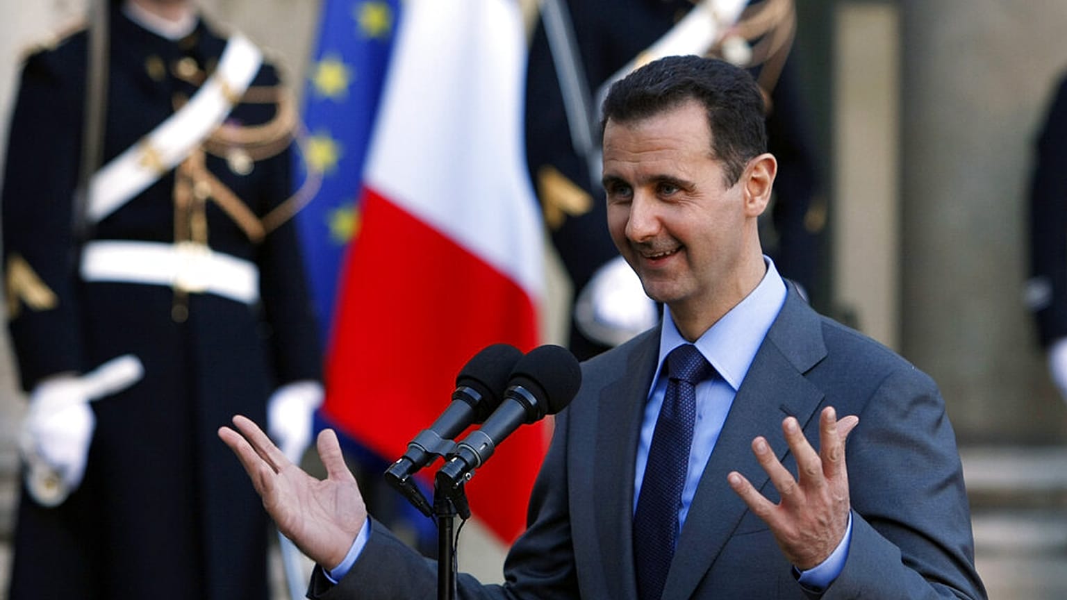  الرئيس السوري بشار الأسد يتحدث للصحفيين بعد اجتماعه مع الرئيس الفرنسي نيكولا ساركوزي في قصر الإليزيه في باريس، الخميس 9 ديسمبر 2010.