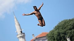 Ein Taucher springt von der Alten Brücke
