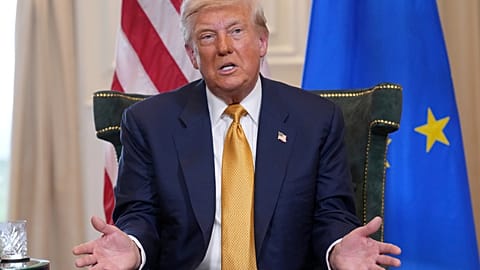 Prezydent Donald Trump gestykuluje podczas spotkania z przewodniczącą KE Ursulą von der Leyen w Turnberry w Szkocji w niedzielę 27 lipca 2025 r.