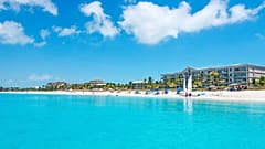 Providenciales'teki Grace Bay Plajı'nda görüntülenen otel tesisleri
