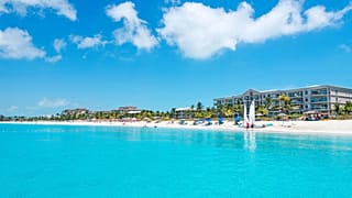 Providenciales'teki Grace Bay Plajı'nda görüntülenen otel tesisleri