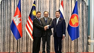 رئيس الوزراء الماليزي، ورئيس الوزراء الكمبودي، ورئيس الوزراء التايلاندي، يلتقطون الصور بعد محادثات في بوتراجايا، ماليزيا، يوم الاثنين 28 يوليو/تموز 2025. 