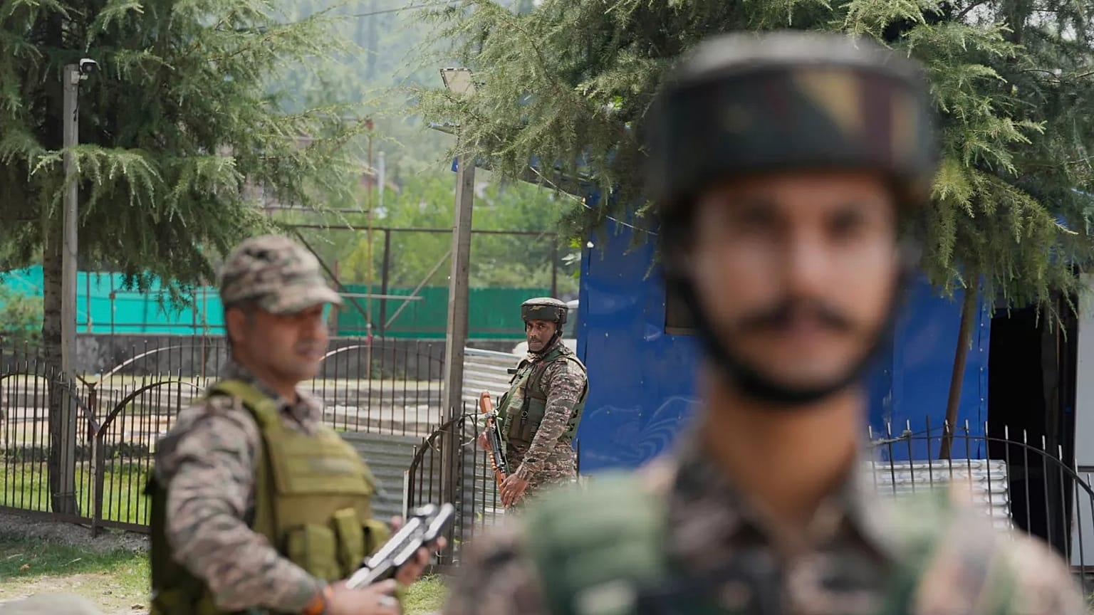 Soldados indianos de guarda num posto de controlo perto do local de um tiroteio nos arredores de Srinagar, 28 de julho de 2025