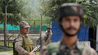 Soldati indiani di guardia a un check point vicino al luogo di uno scontro a fuoco alla periferia di Srinagar, 28 luglio 2025