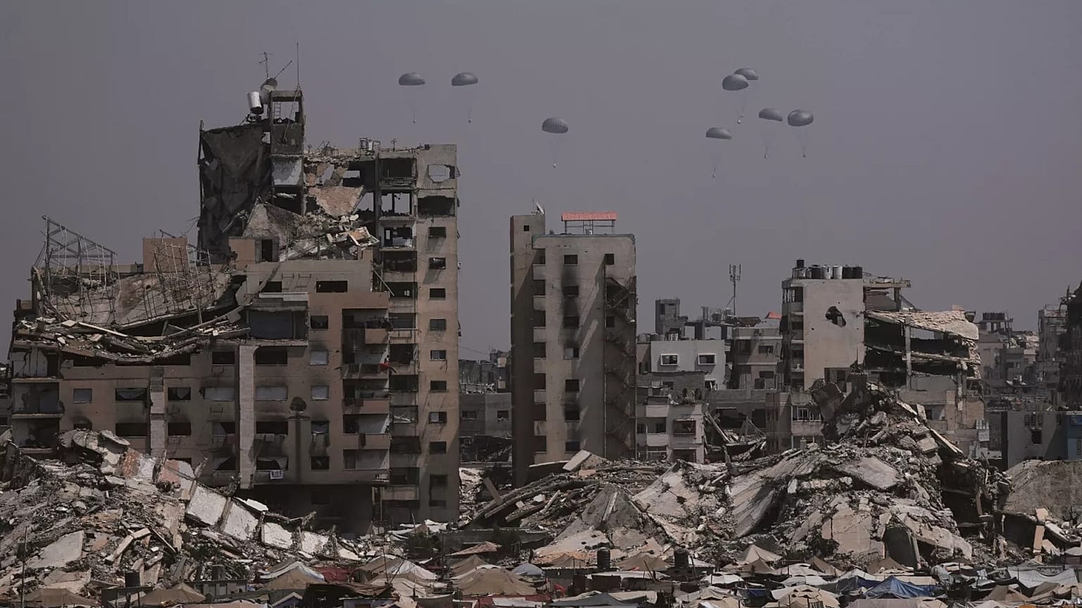 Gazze'de Filistinlilere havadan insani yardım atılırken, 28 Temmuz 2025