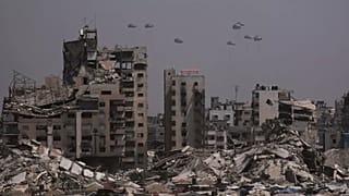 Humanitarian aid is airdropped to Palestinians over Gaza City, 28 July, 2025