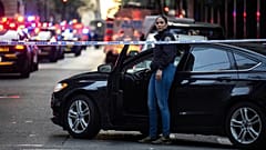مامور پلیس نیویورک در محل حادثه