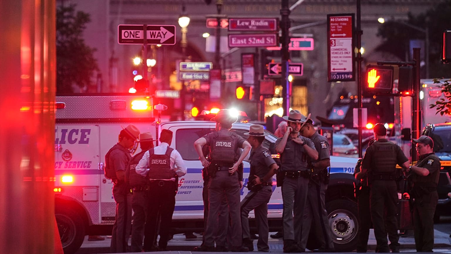 Polizisten am Montag, dem 28. Juli 2025, in New York auf der 52nd Street vor einem Bürogebäude in Manhattan