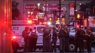 Polizisten am Montag, dem 28. Juli 2025, in New York auf der 52nd Street vor einem Bürogebäude in Manhattan