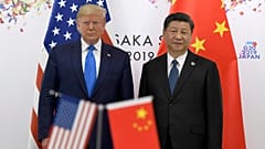 ABD Başkanı Donald Trump, Japonya'nın Osaka kentinde düzenlenen G-20 zirvesinin kulisinde Çin Devlet Başkanı Xi Jinping ile bir arada, 29 Haziran 2019
