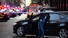 محققة شرطة نيويورك في موقع الحادث خارج مبنى مكاتب في مانهاتن، يوم الاثنين 28 يوليو/تموز 2025، في نيويورك. 