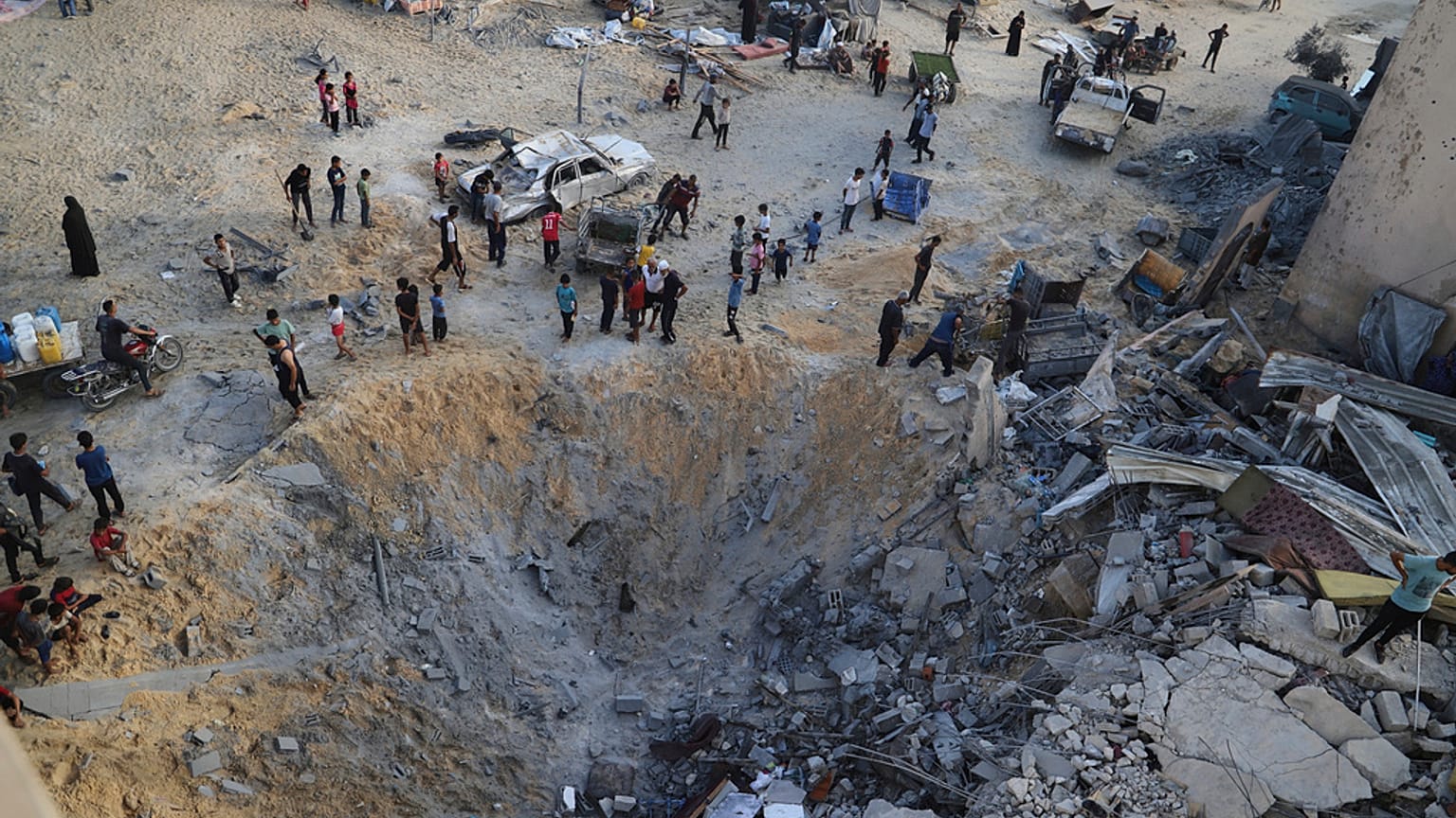 الفلسطينيون يتفقدون الموقع الذي استهدفه قصف إسرائيلي في مواصي، خان يونس، قطاع غزة، يوم الإثنين 28 يوليو 2025.