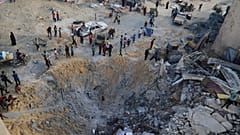 الفلسطينيون يتفقدون الموقع الذي استهدفه قصف إسرائيلي في مواصي، خان يونس، قطاع غزة، يوم الإثنين 28 يوليو 2025.
