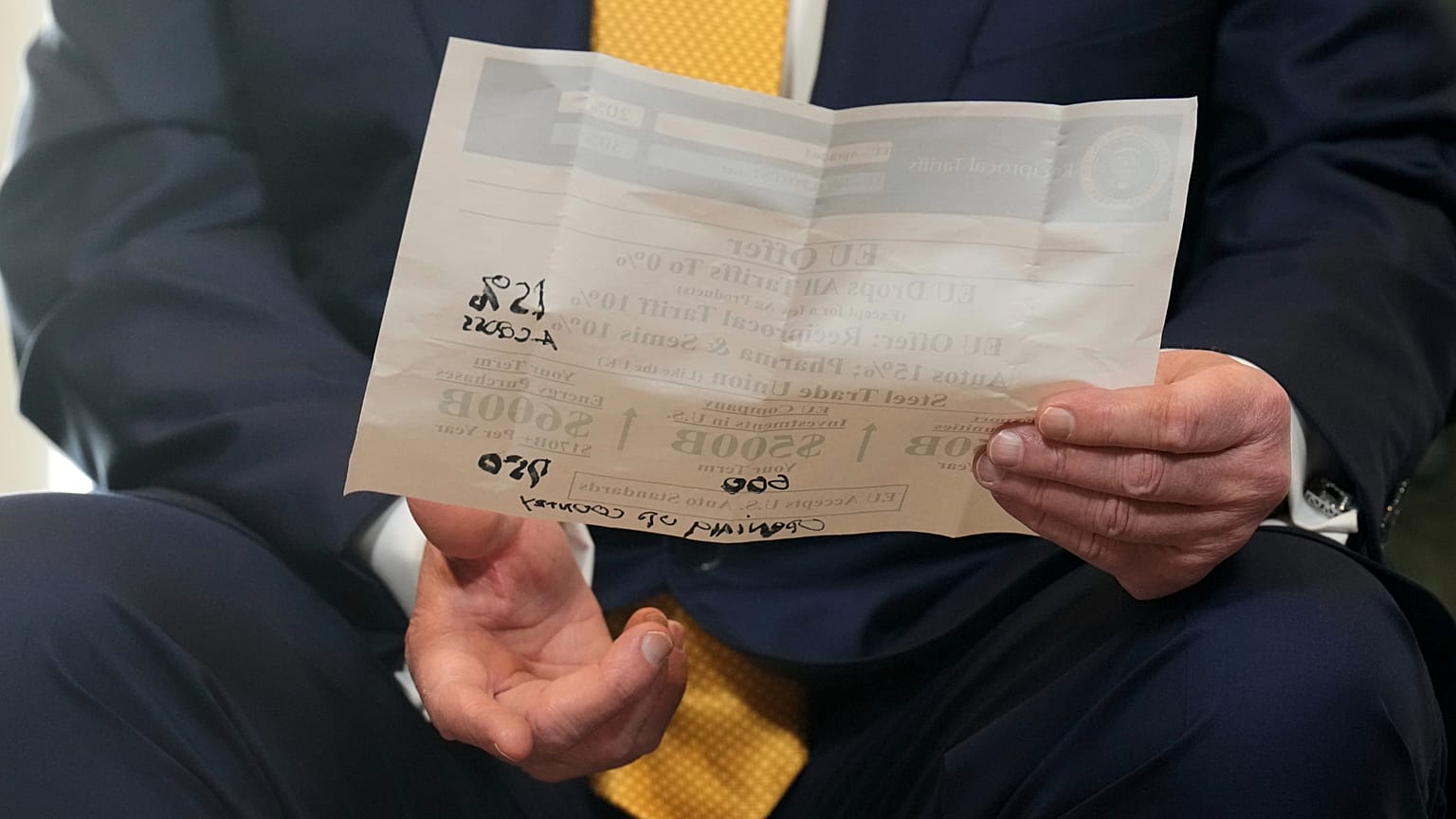Donald Trump amerikai elnök egy dokumentumot tart az EU-val kötött kereskedelmi megállapodás megkötése közben a skóciai Turnberryben, 2025. július 27-én, vasárnap.