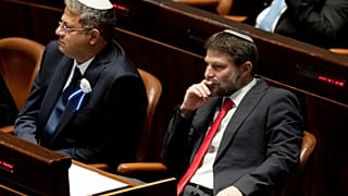 Los legisladores israelíes Itamar Ben Gvir y Bezalel Smotrich asisten a la ceremonia de juramento del Parlamento de Israel, en la Knesset, en Jerusalén, el 15 de noviembre de 2022.