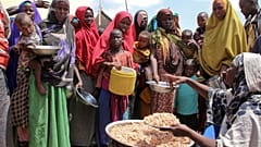  صوماليون نازحون بسبب الجفاف يتلقون توزيعات غذائية في مخيمات مؤقتة في منطقة طبلة على مشارف مقديشو، الصومال،