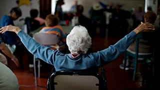 Une femme âgée participe à un cours d'exercice en Argentine en avril 2021.