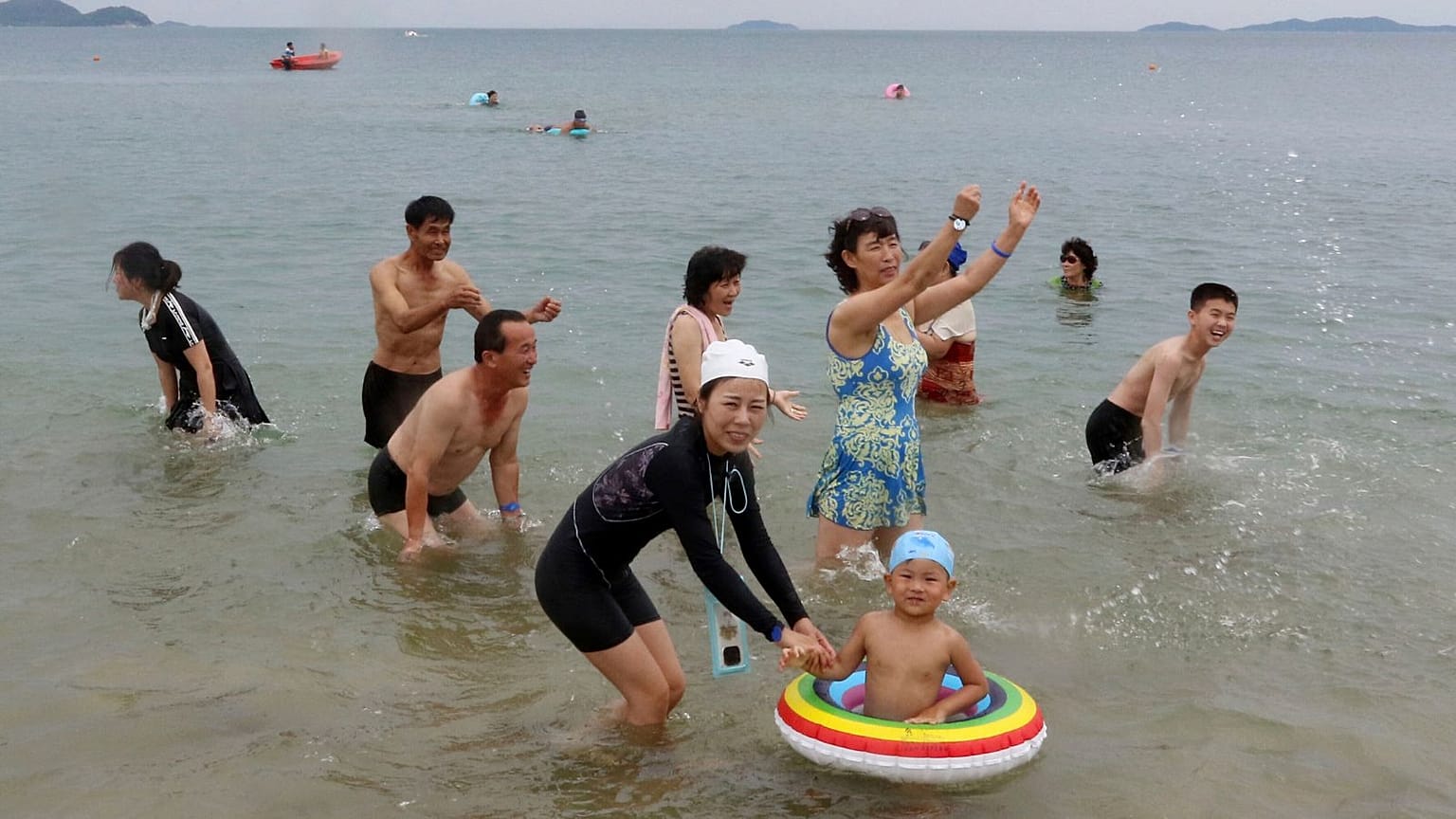 La gente disfruta bañándose en el mar en el complejo Wonsan-Kalma