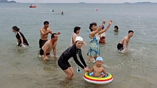 Pessoas desfrutam de banhos de mar no resort Wonsan-Kalma