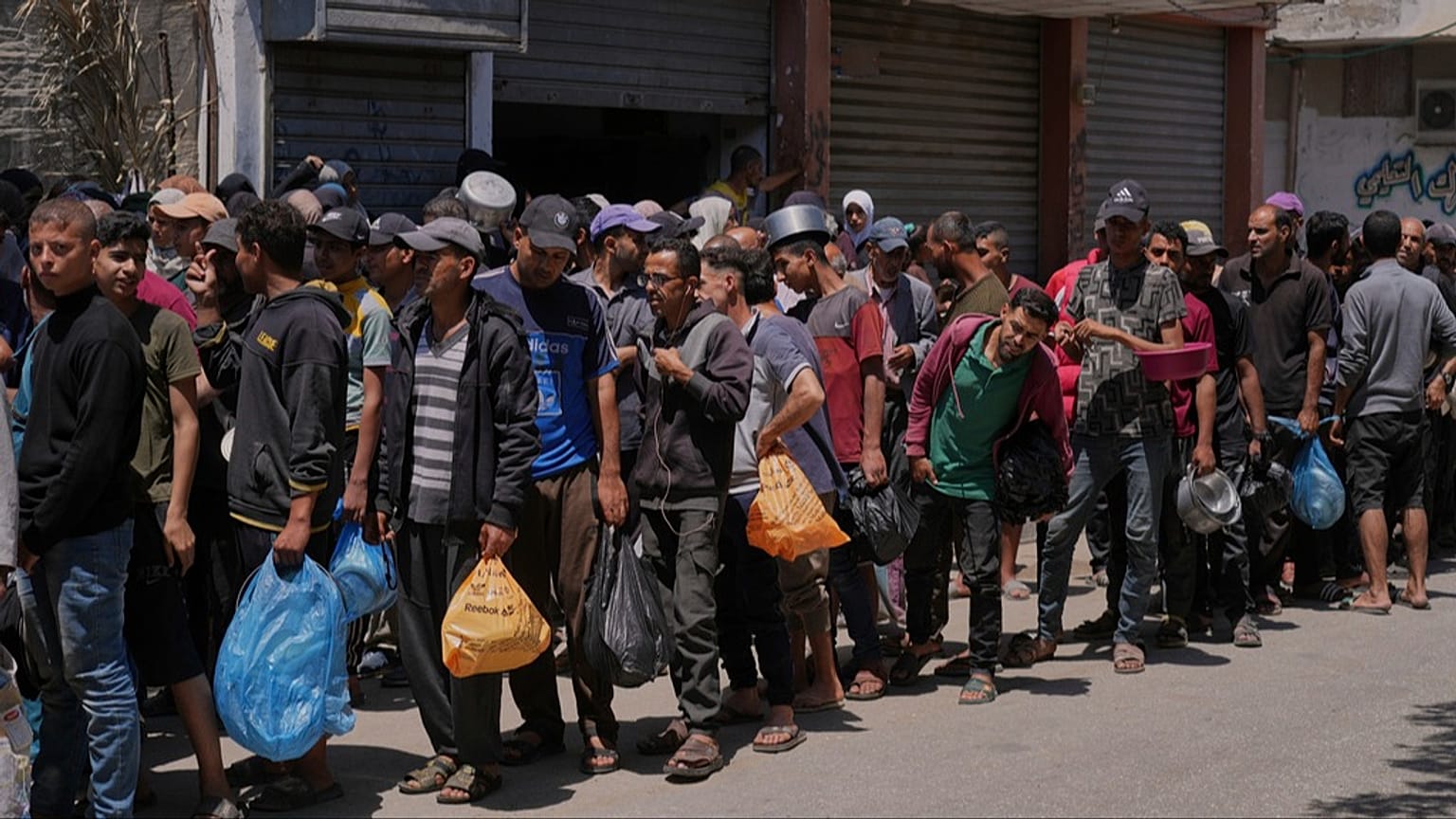 DOSYA: Filistinliler 30 Mayıs 2025 Cuma günü Gazze Şeridi'nin Deyr el-Belah kentinde gıda dağıtımı için sıraya giriyor. 