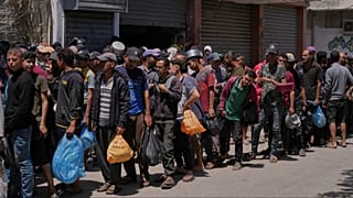 Des Palestiniens font la queue pour la distribution de nourriture à Deir al-Balah, dans la bande de Gaza, le vendredi 30 mai 2025