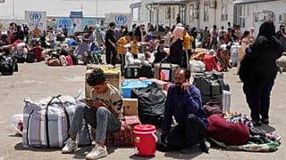 پناهندگان افغان پس از اخراج از ایران در یکی از مراکز کمیساریای عالی پناهندگان سازمان ملل متحد در مرز پس‌قلعه در حال بازگشت به کشورشان، روز جمعه، ۲۰ ژوئن ۲۰۲۵