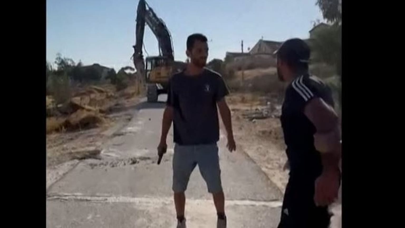 Скриншот видео, распространенного в социальных сетях, на котором запечатлен стрелок Йинон Леви
