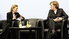 Η Ursula von der Leyen στα αριστερά και η Angela Merkel στα δεξιά