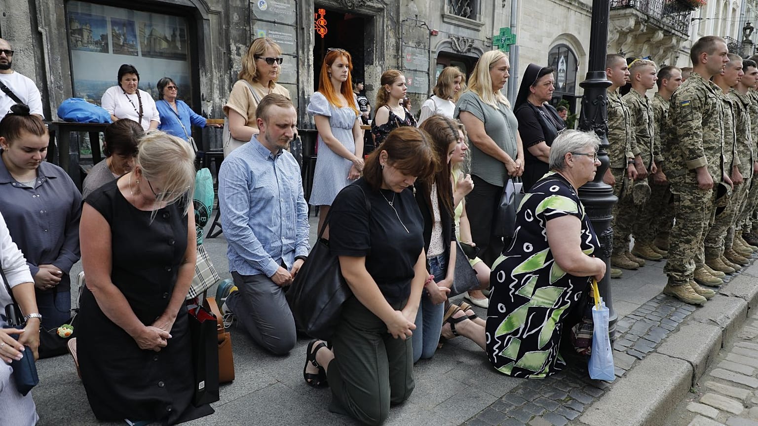 İnsanlar Rus esaretinde ölen 12 Ukraynalı askere saygılarını sunuyor