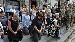 Menschen erweisen zwölf ukrainischen Soldaten die letzte Ehre, die in russischer Gefangenschaft starben.