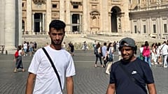 Basel Adra (izquierda), codirector de la película "No Other Land", con Awdah Hathleen, que fue asesinado.