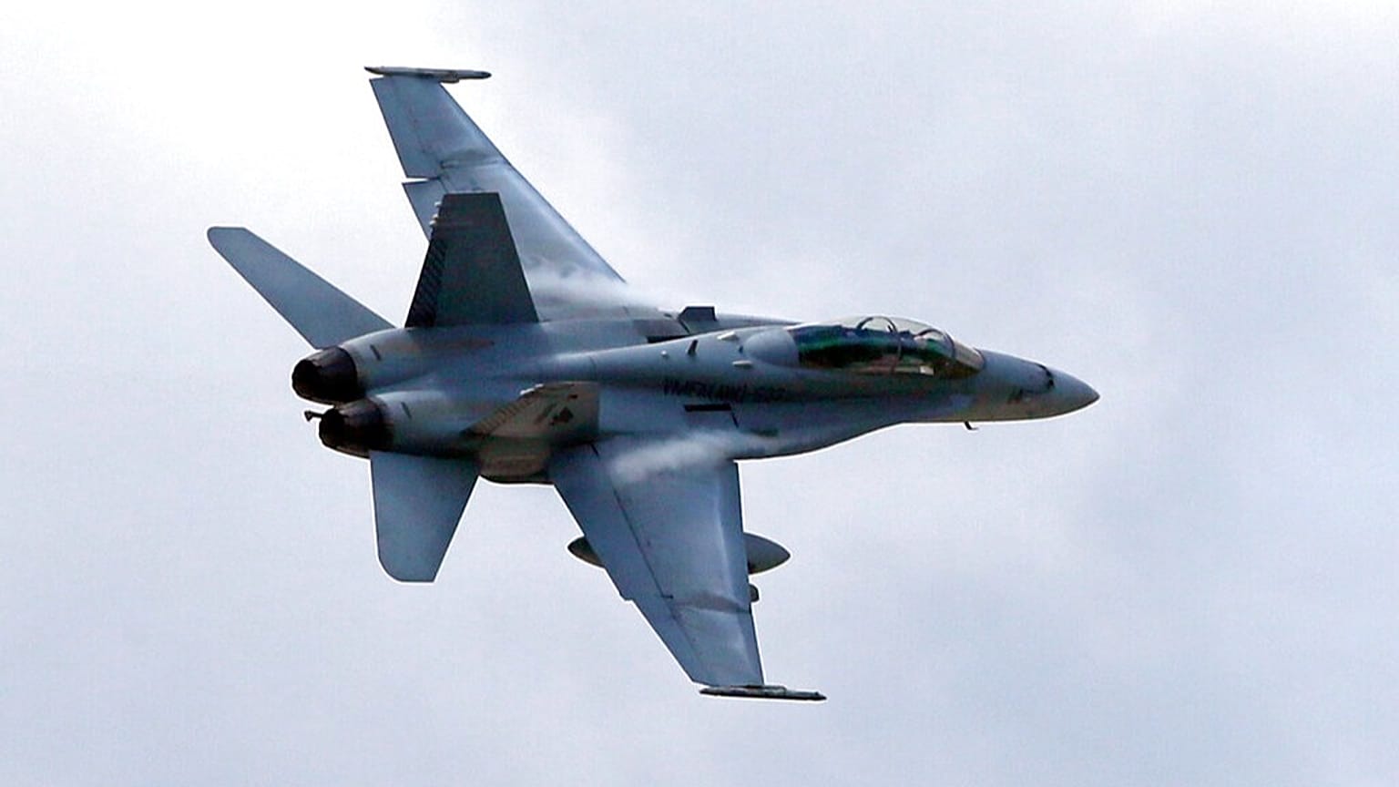 DOSYA: 12 Nisan 2013 tarihli bu dosya fotoğrafında, ABD Deniz Kuvvetlerine ait bir F/A-18 Hornet uçağı Filipinler'in kuzeyinde düzenlenen Filipinler-ABD ortak askeri tatbikatı sırasında alçak geçiş yapıyor. 