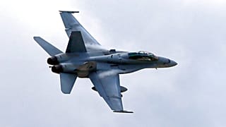 ARCHIVO: En esta foto de archivo del 12 de abril de 2013, un avión F/A-18 Hornet de los marines estadounidenses vuela a baja altura durante unas maniobras militares conjuntas entre Filipinas y Estados Unidos en el norte de Filipinas. 