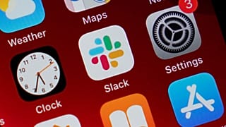 Los iconos de una aplicación aparecen en la pantalla de un iPhone en 2020.