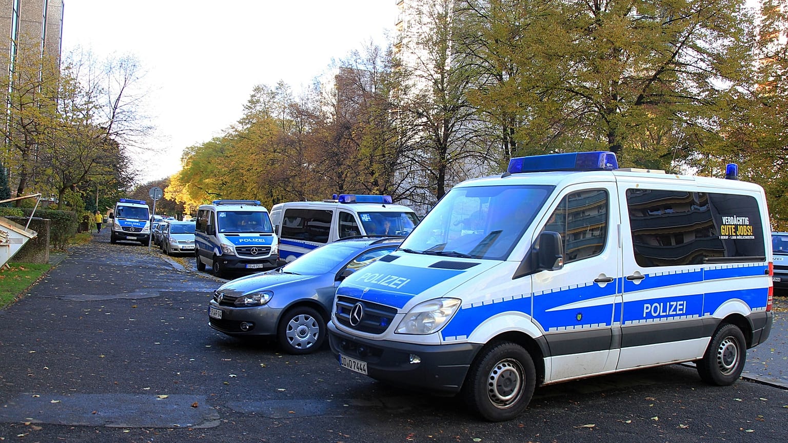 Bei Grimma haben Paddler Teile eines Hubschraubers im Fluss gefunden und die Polizei informiert.