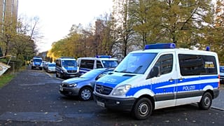 Bei Grimma haben Paddler Teile eines Hubschraubers im Fluss gefunden und die Polizei informiert.