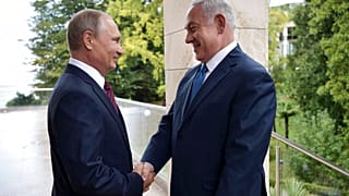 الرئيس الروسي فلاديمير بوتن، على اليسار، ورئيس الوزراء الإسرائيلي بنيامين نتنياهو يتصافحان خلال لقائهما في سوتشي، روسيا، الأربعاء 23 أغسطس/آب 2017. 