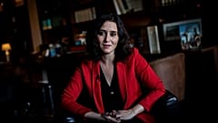 ARCHIVO: Isabel Díaz Ayuso habla durante una entrevista con Associated Press en Madrid, España, el 26 de abril de 2021.