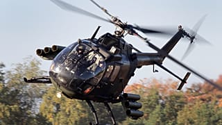 Bundeswehr'in Munster'de medya mensupları için düzenlediği bir gösteri etkinliği sırasında bir BO105 tanksavar helikopteri uçuyor, 28 Eylül 2011.