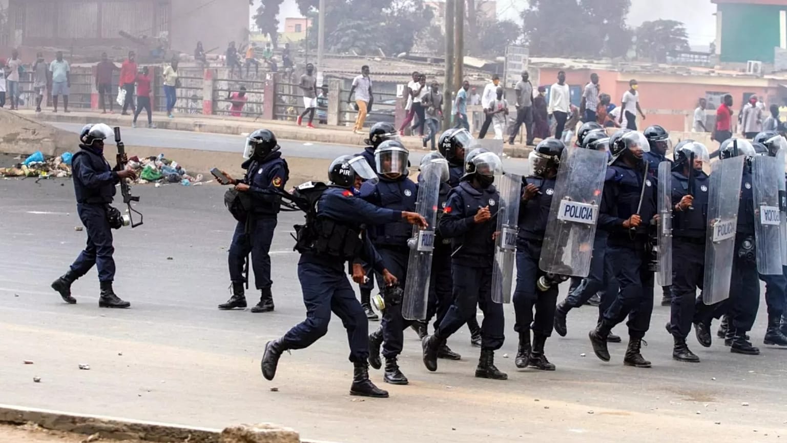 La police affronte les manifestants à Luanda, 29 juillet 2025