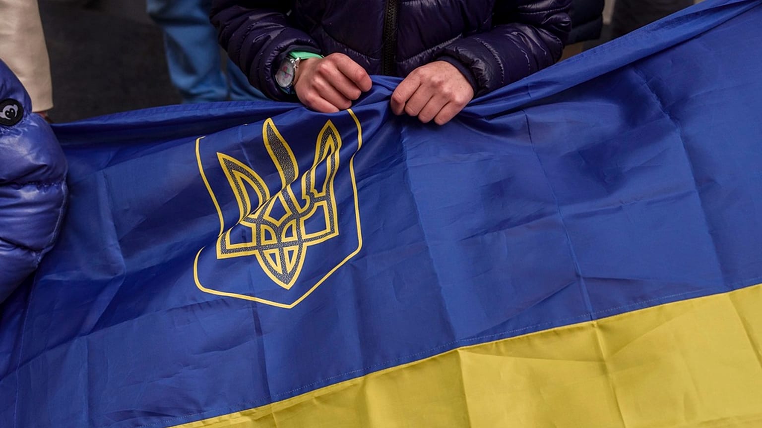 Ein Kind hält eine ukrainische Flagge bei einer Kundgebung auf dem Times Square am Samstag, den 1. März 2025 in New York.