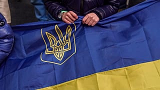 Un enfant tient un drapeau ukrainien lors d'un rassemblement à Times Square, le samedi 1er mars 2025 à New York.