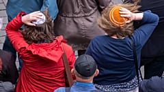 Donne tengono stretta la loro kippah contro il forte vento durante una manifestazione contro l'antisemitismo a Erfurt, in Germania, 25 aprile 2018