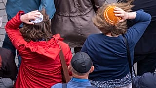 Donne tengono stretta la loro kippah contro il forte vento durante una manifestazione contro l'antisemitismo a Erfurt, in Germania, 25 aprile 2018